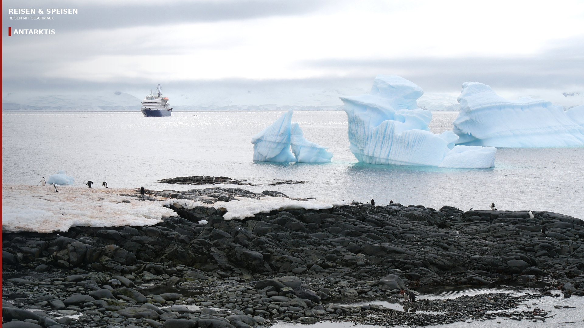 Antarktische Bucht mit Eisbergen und Schiff, eigenes Foto 2023